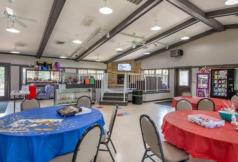 리조트 Christmas Mountain Campground