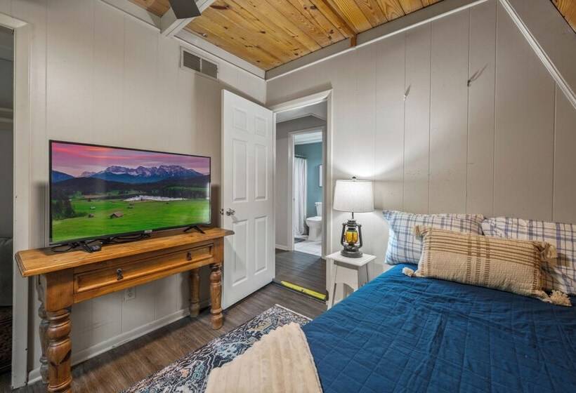 Sugar Bear Cabin With Hot Tub