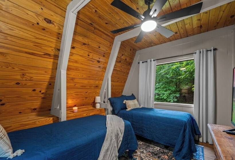 Sugar Bear Cabin With Hot Tub