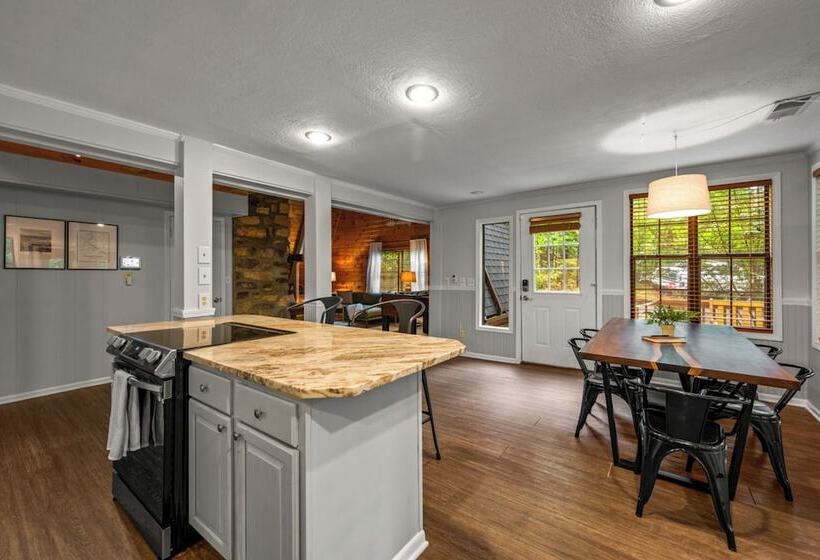 Sugar Bear Cabin With Hot Tub