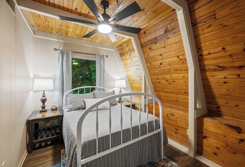 Sugar Bear Cabin With Hot Tub