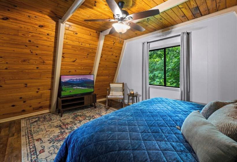 Sugar Bear Cabin With Hot Tub