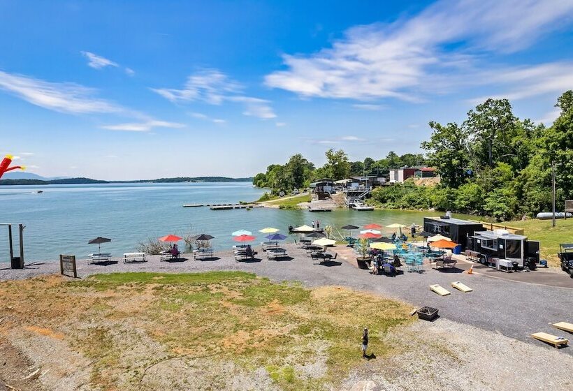 The Lodge At Lakeside