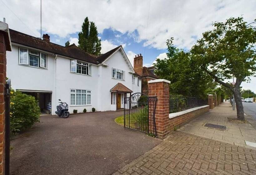 The Richmond Park Hideaway   Cozy 5bdr House With Garden + Rooftop Terrace