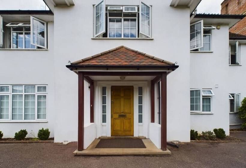 The Richmond Park Hideaway   Cozy 5bdr House With Garden + Rooftop Terrace