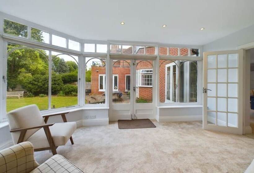 The Richmond Park Hideaway   Cozy 5bdr House With Garden + Rooftop Terrace