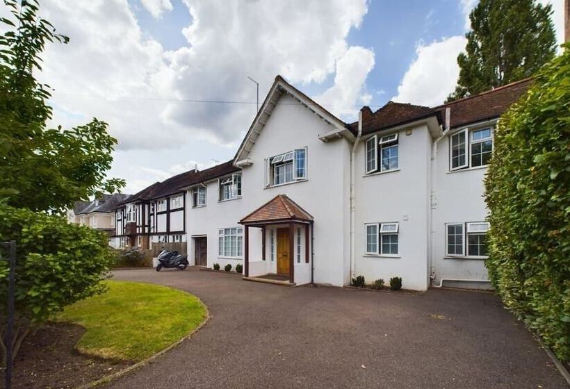 The Richmond Park Hideaway   Cozy 5bdr House With Garden + Rooftop Terrace