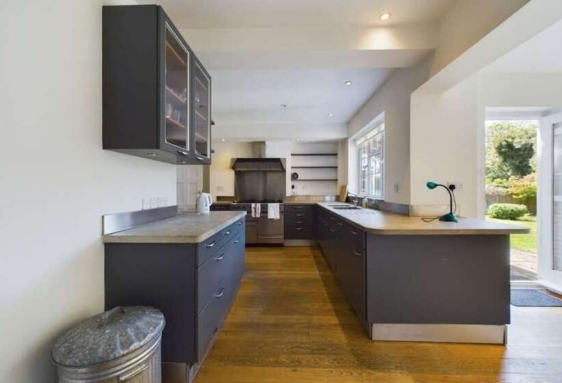 The Richmond Park Hideaway   Cozy 5bdr House With Garden + Rooftop Terrace