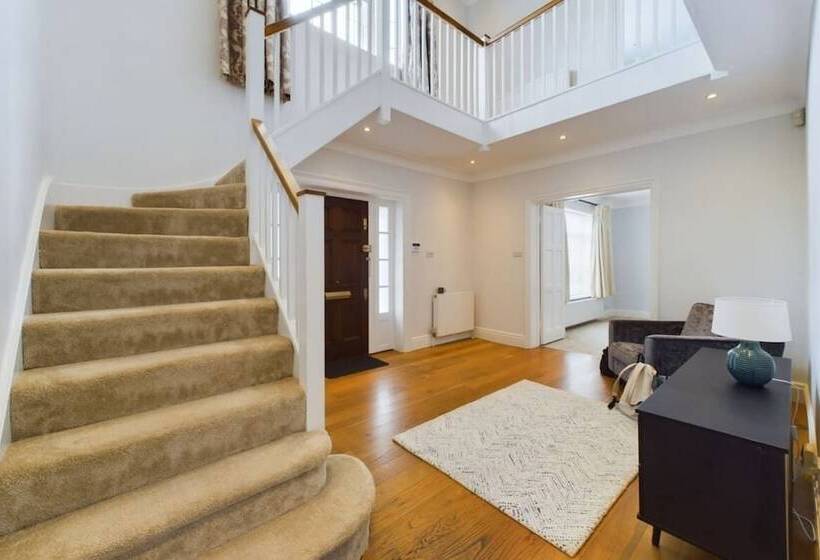 The Richmond Park Hideaway   Cozy 5bdr House With Garden + Rooftop Terrace