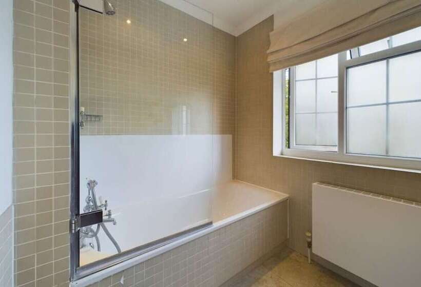 The Richmond Park Hideaway   Cozy 5bdr House With Garden + Rooftop Terrace