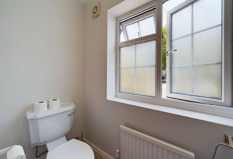 The Richmond Park Hideaway   Cozy 5bdr House With Garden + Rooftop Terrace