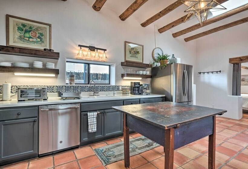 Adobe House W/ Patio   Walk To Dtwn Plaza & Shops!