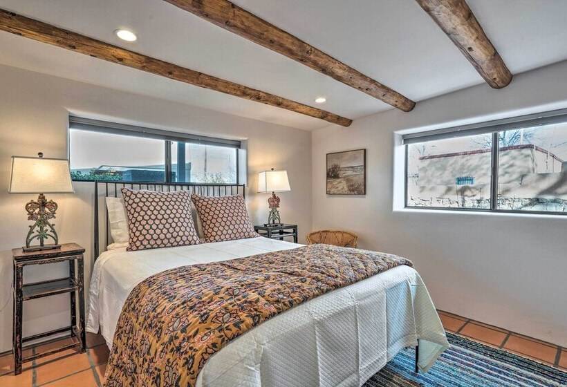 Adobe House W/ Patio   Walk To Dtwn Plaza & Shops!