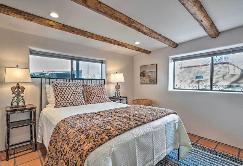 Adobe House W/ Patio   Walk To Dtwn Plaza & Shops!
