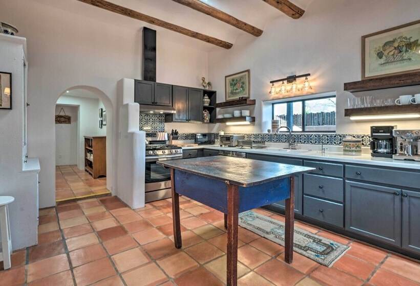 Adobe House W/ Patio   Walk To Dtwn Plaza & Shops!