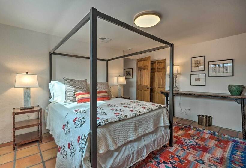 Adobe House W/ Patio   Walk To Dtwn Plaza & Shops!