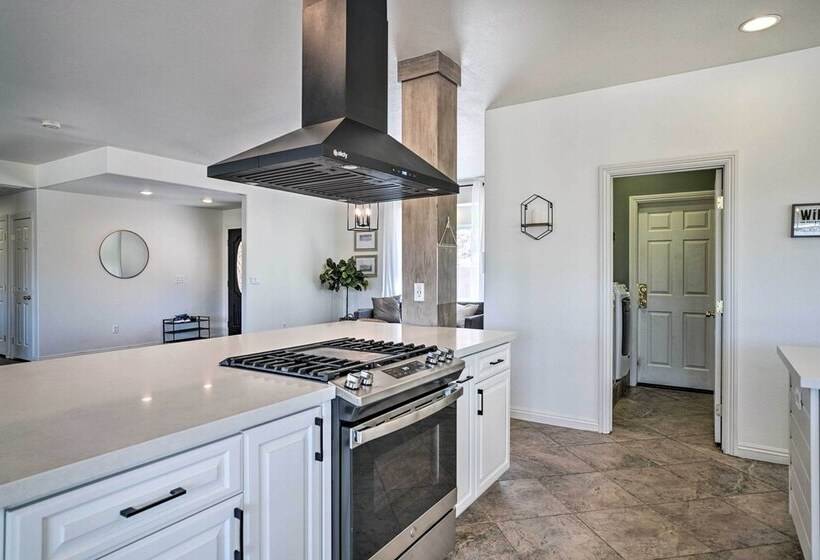 Beautiful Hemet Home: Large Patio & Mtn Views!