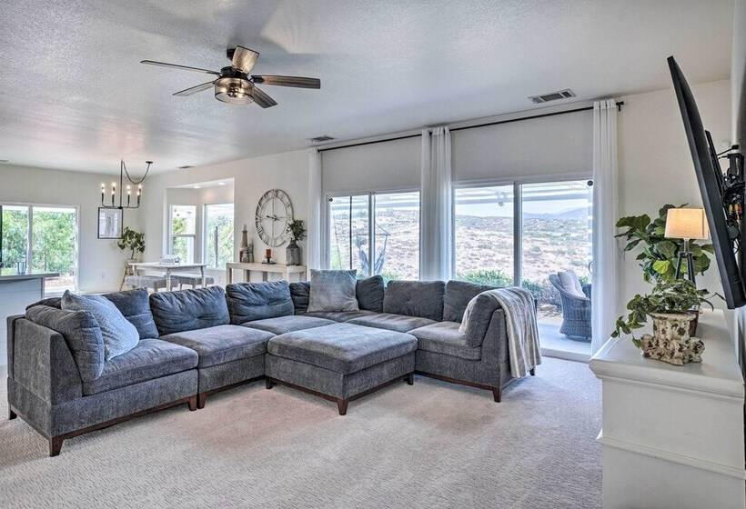 Beautiful Hemet Home: Large Patio & Mtn Views!