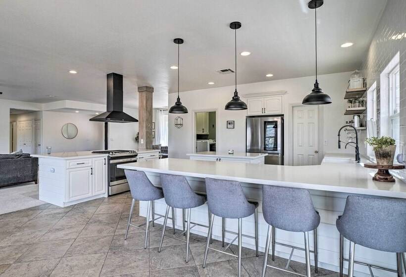 Beautiful Hemet Home: Large Patio & Mtn Views!