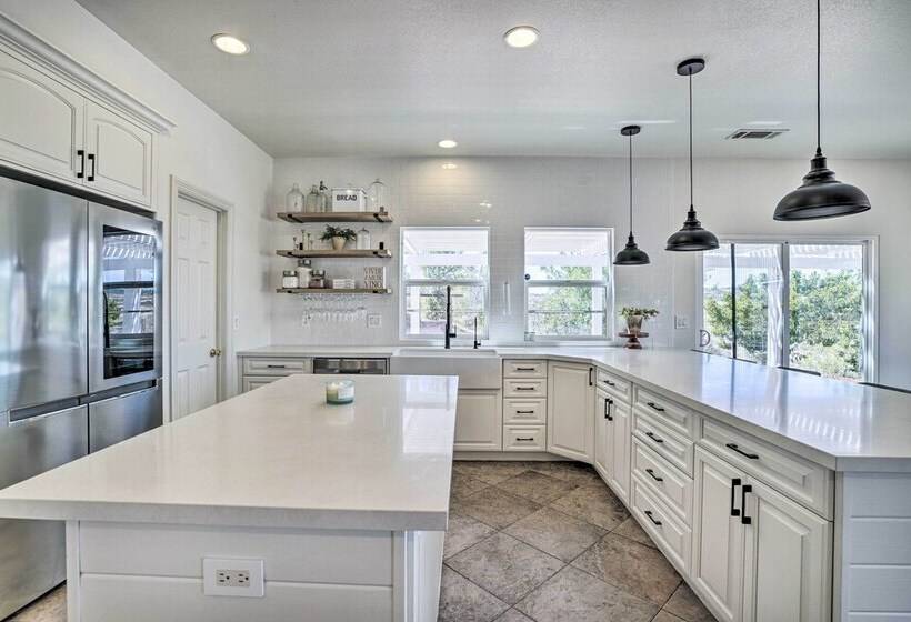 Beautiful Hemet Home: Large Patio & Mtn Views!