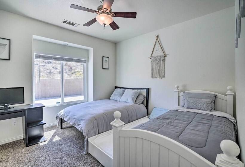 Beautiful Hemet Home: Large Patio & Mtn Views!