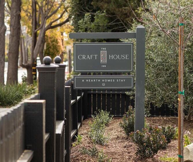 تختخواب و صبحانه The Craft House Inn