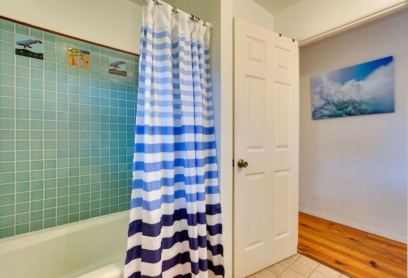 Breezy Kailua Kona Bungalow W/ Lanai & Ocean View!