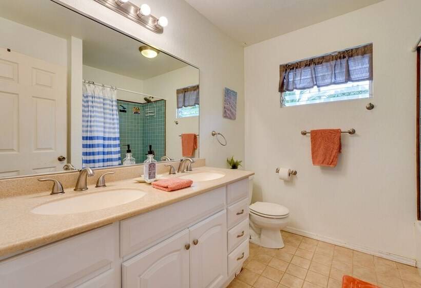 Breezy Kailua Kona Bungalow W/ Lanai & Ocean View!