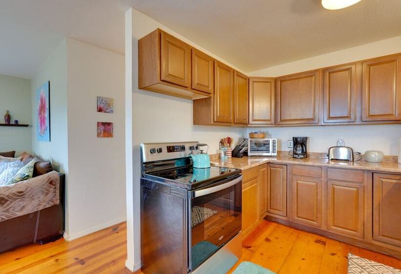 Breezy Kailua Kona Bungalow W/ Lanai & Ocean View!