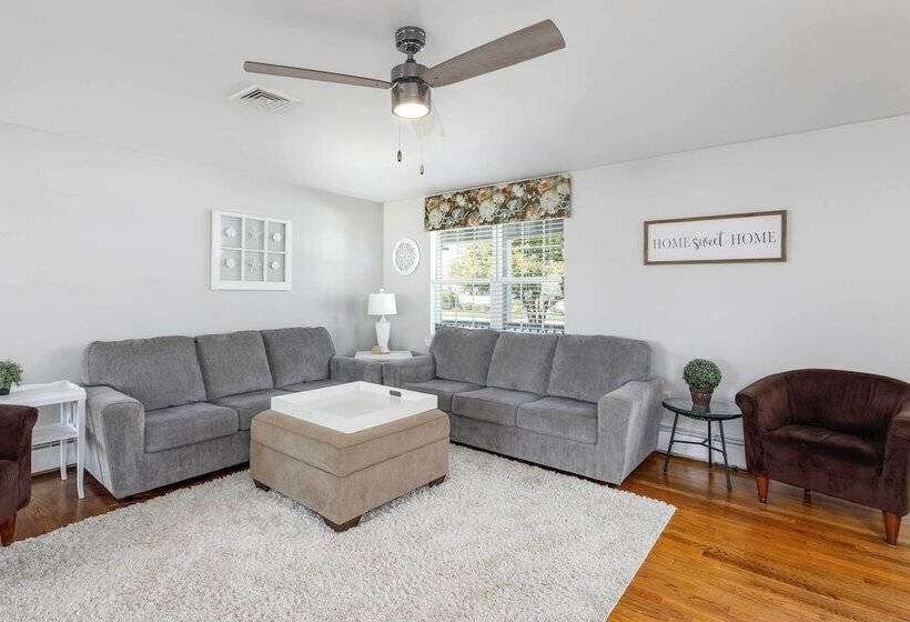 Breezy Ocean City Home: Walk To Beach + Boardwalk!