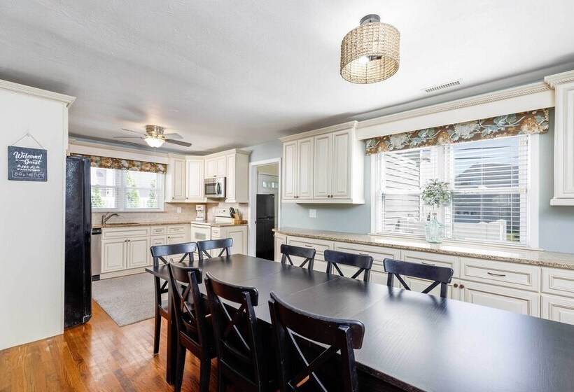 Breezy Ocean City Home: Walk To Beach + Boardwalk!