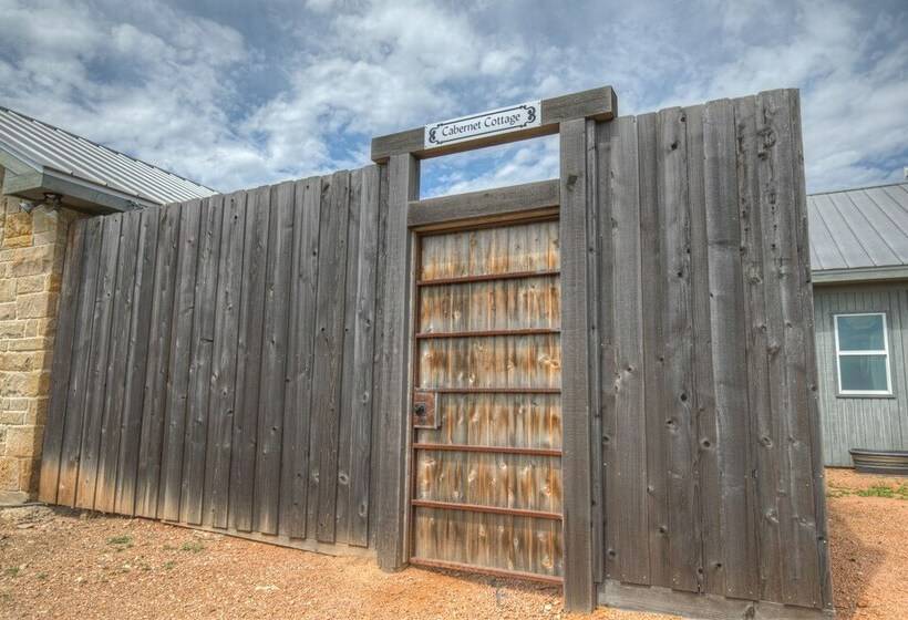 Cozi Cottage With Hot Tub!   2 Min To Wineries!