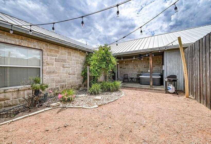 Cozi Cottage With Hot Tub!   2 Min To Wineries!