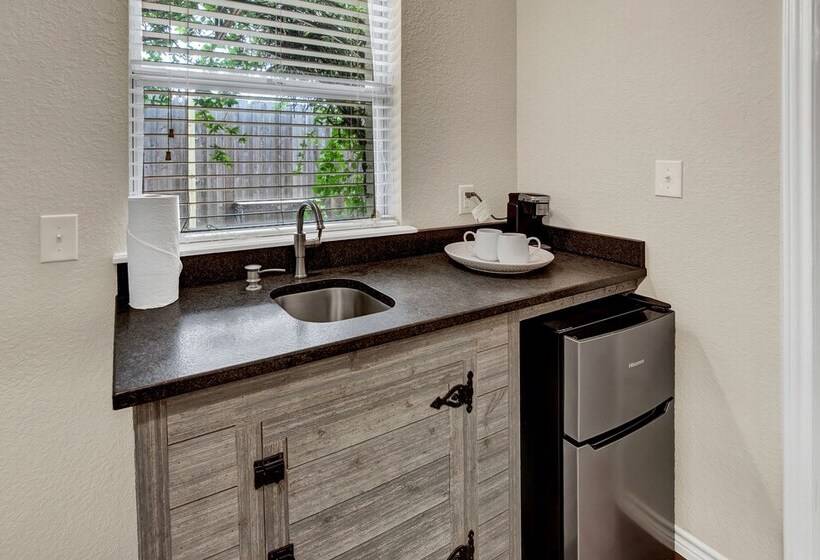 Cozi Cottage With Hot Tub!   2 Min To Wineries!