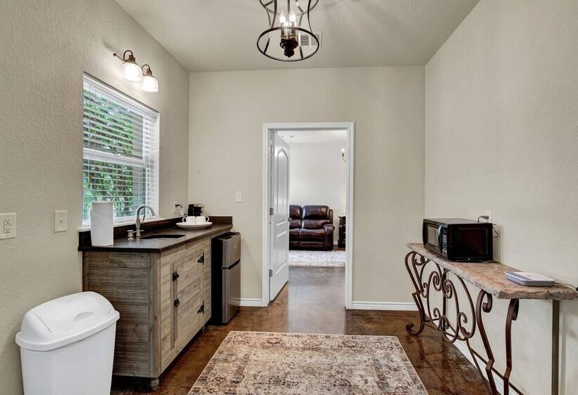 Cozi Cottage With Hot Tub!   2 Min To Wineries!