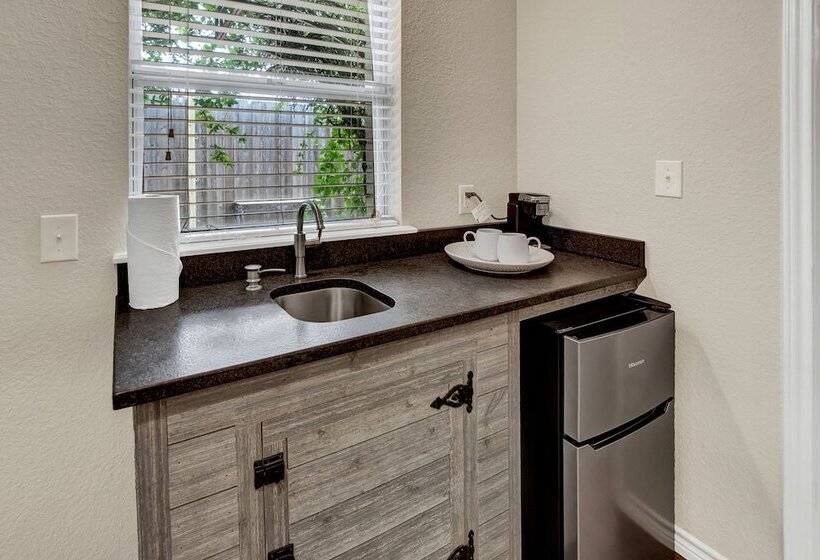 Cozi Cottage With Hot Tub!   2 Min To Wineries!