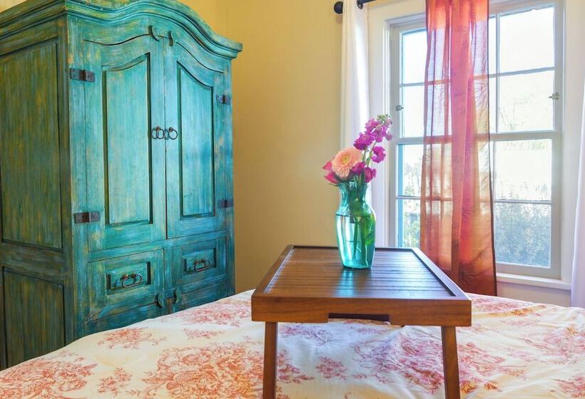 Cozy Adobe Casita: 1 Mile To Santa Fe Plaza!