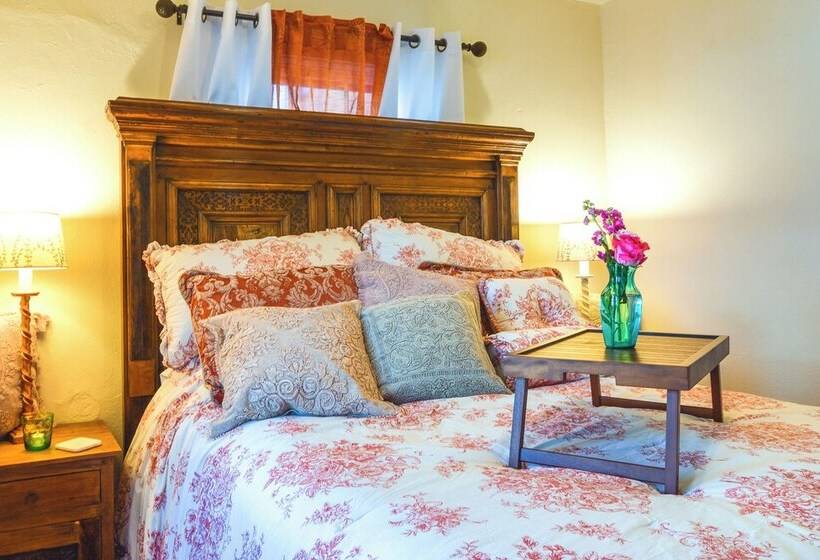 Cozy Adobe Casita: 1 Mile To Santa Fe Plaza!