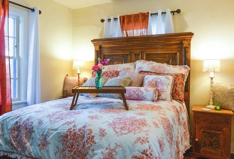 Cozy Adobe Casita: 1 Mile To Santa Fe Plaza!