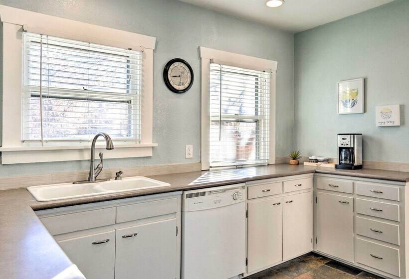 Cozy Denver Home W/ Full Kitchen: 4 Mi To Downtown