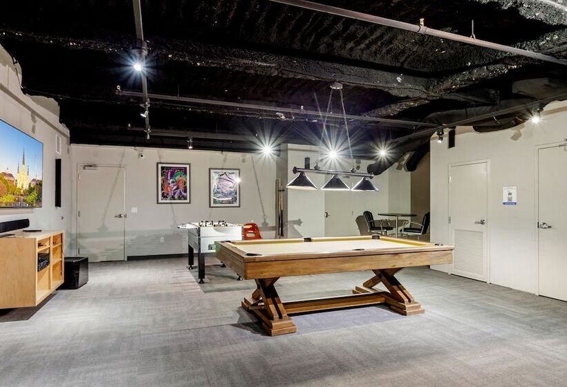 Elegant Studio Near French Quarter