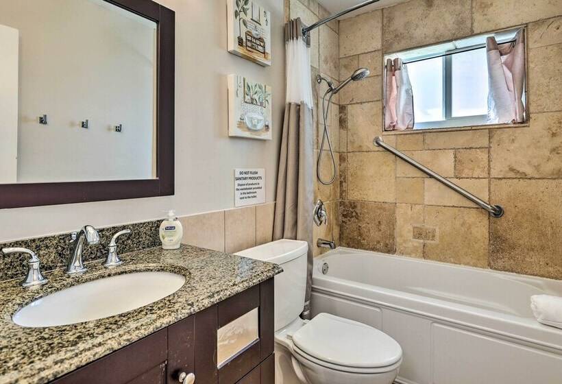 Gated Southern Miami Home: 22 Mi To Downtown!