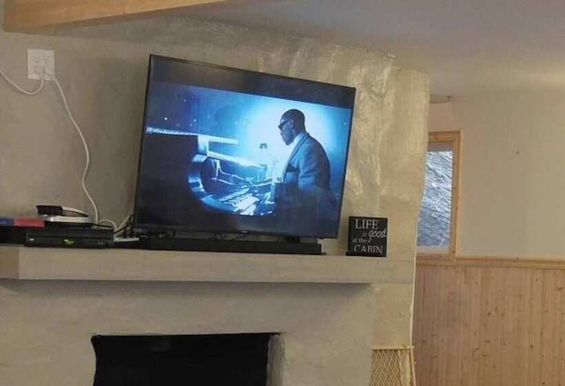 Glorious Summer At Cabin On The Creek