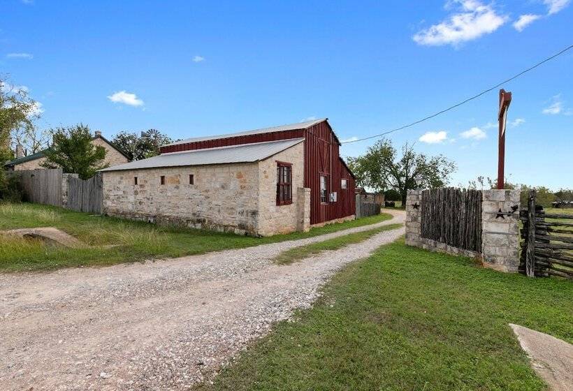 Gorgeous Barn Cabin 10min From Main St!