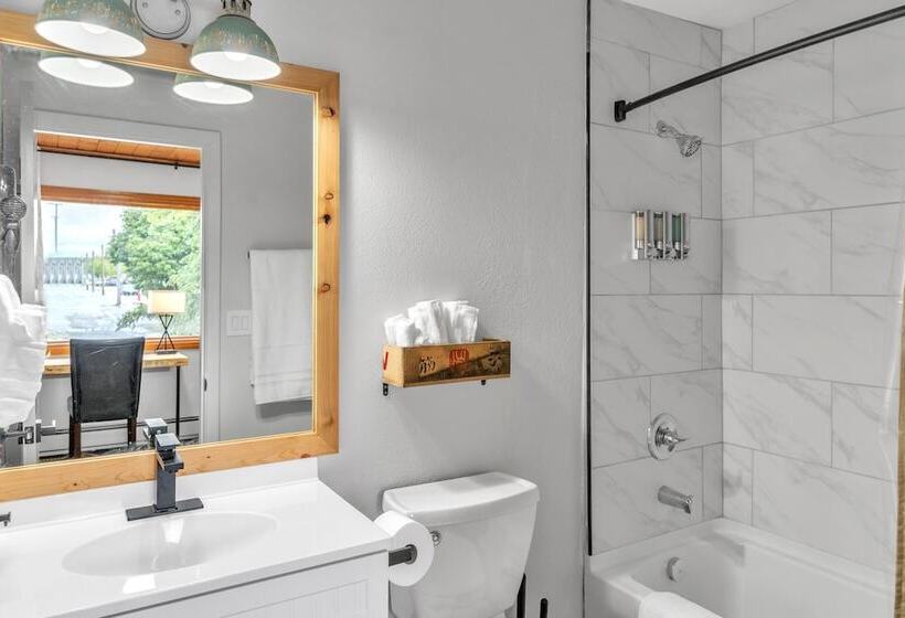 Highliner Hotel   Deluxe Double Queen With Mountain View