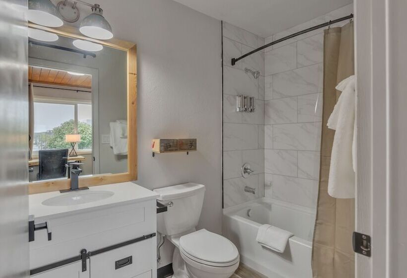 Highliner Hotel   Deluxe Double Queen With Mountain View