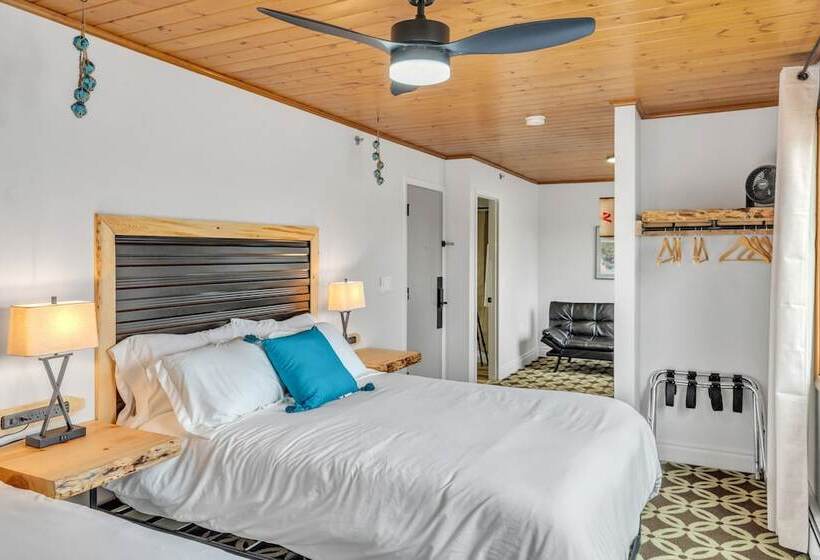 Highliner Hotel   Deluxe Double Queen With Mountain View