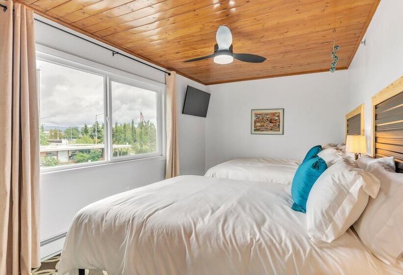 Highliner Hotel   Deluxe Double Queen With Mountain View