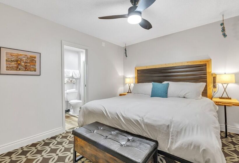 Highliner Hotel   Deluxe Interior King Rooms  No View