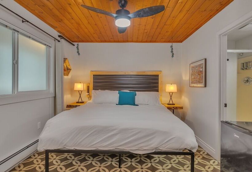 Highliner Hotel   Deluxe Interior King Rooms  No View